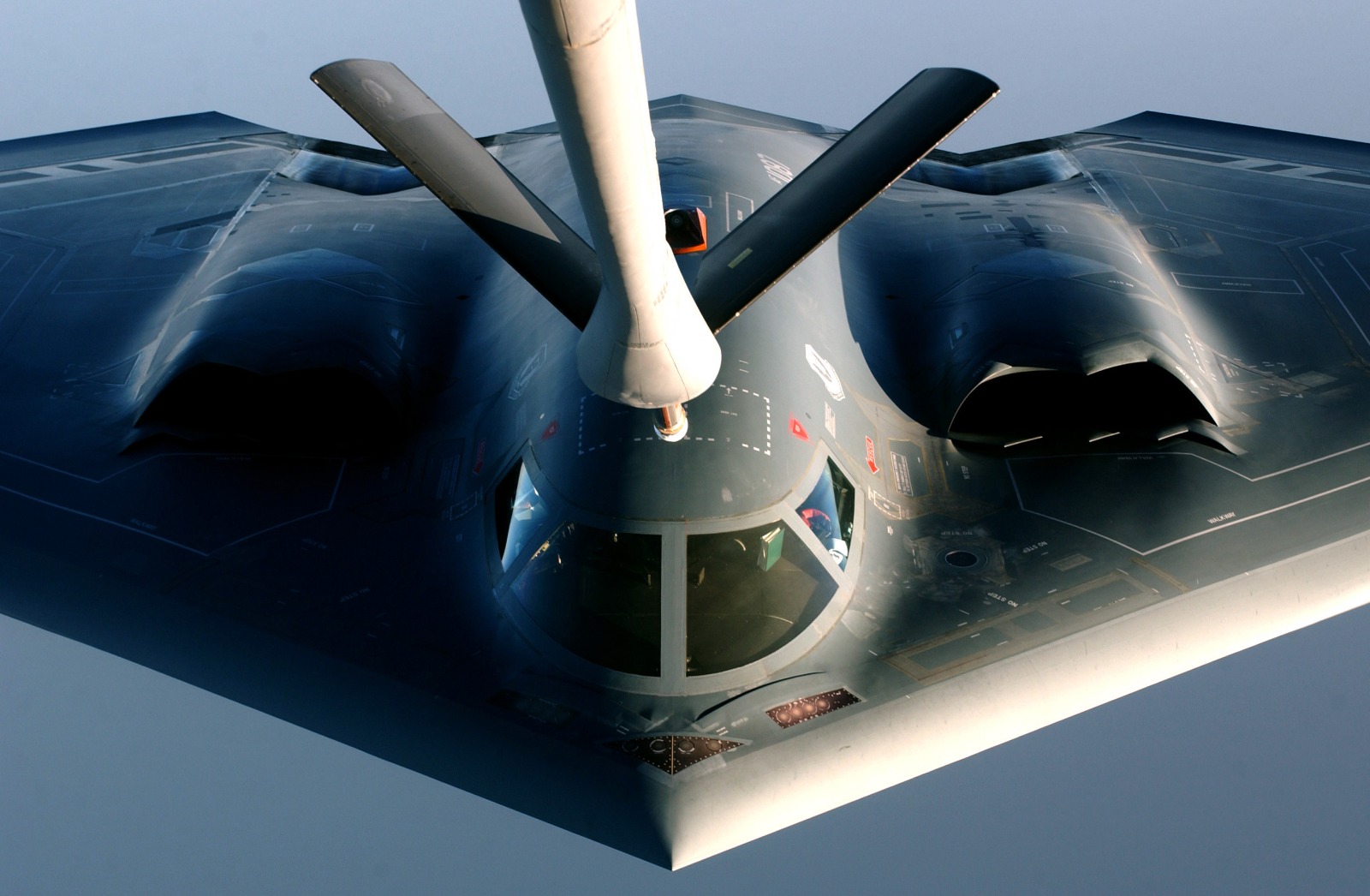 How The Air Force's 30-Year-Old B-2 Stealth Bomber Looks On The Inside ...